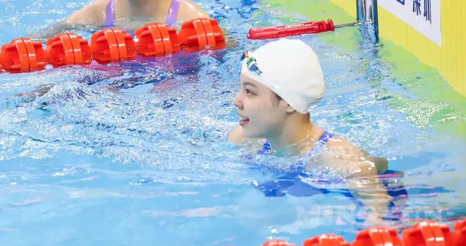 1分01秒20强势夺冠！20岁天才少女状态火热中国游泳迎新天才
