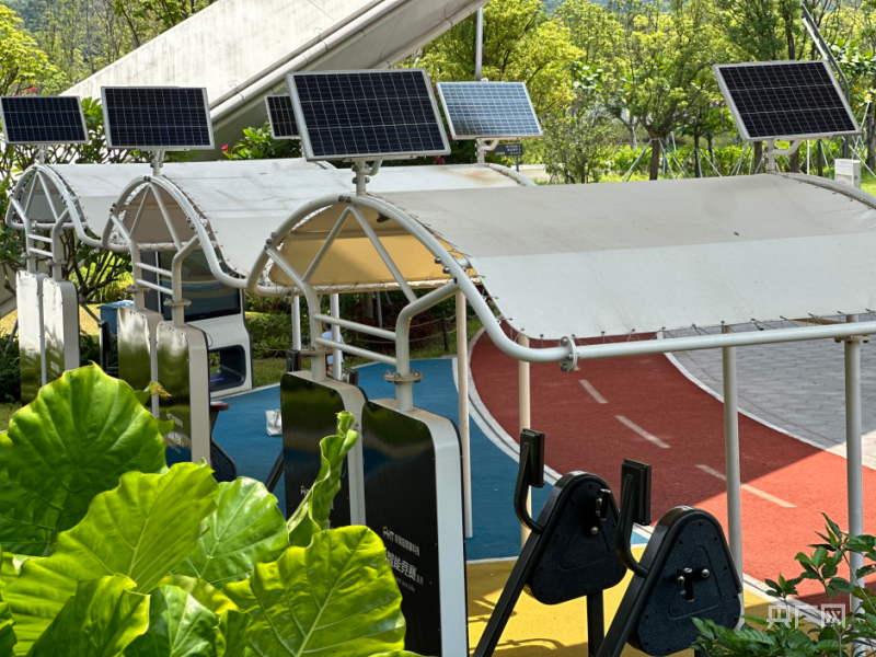 九游官网入口：“刷脸”就能在公园里纪录自己的运动数据 深圳市民：室外健身房太爽了(图2)