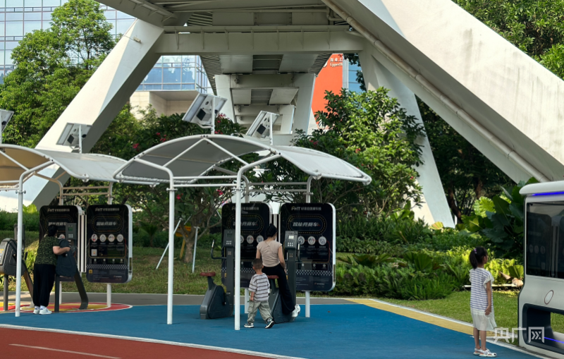 九游官网入口：“刷脸”就能在公园里纪录自己的运动数据 深圳市民：室外健身房太爽了(图3)