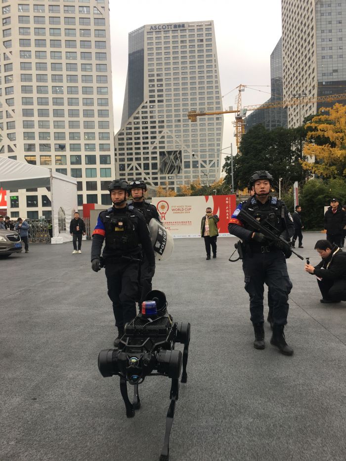 九游体育：“成都造”机器人站岗乒乓大赛 为赛事保障添“智慧”