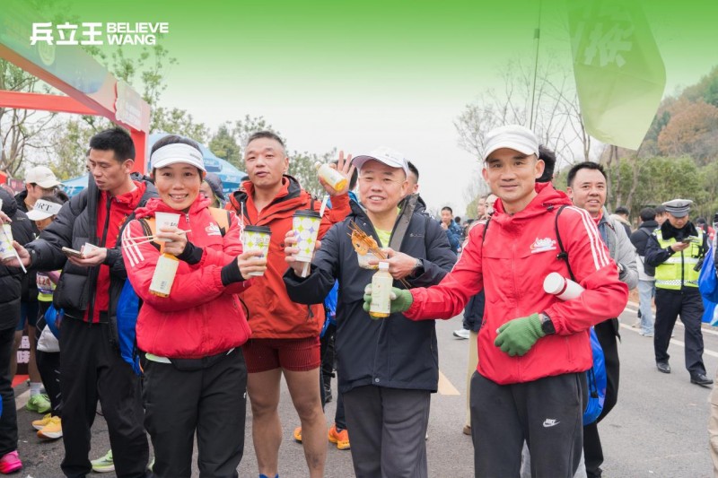 兵立王奶茶助力2024德阳半程马拉松军旅风采见品牌力量(图2)