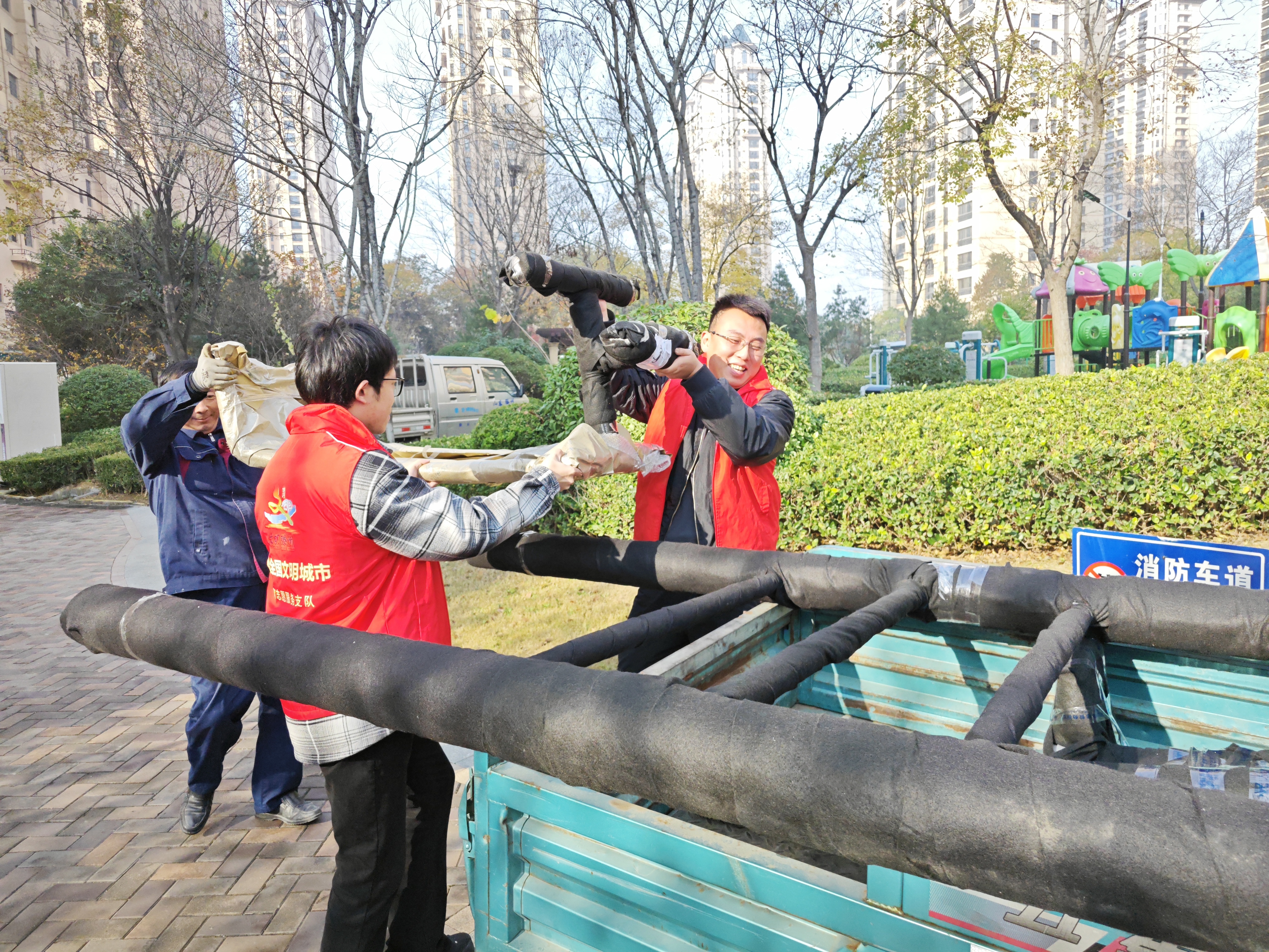 【健康滕州 体育先行】市体育事业发展中心机关党支部组织青年党员志愿者开展“双报到”活动(图2)