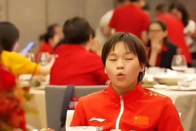 九游app：国宴打包第一人全红婵国宴打包真的是丢人吗？评论区引热议(图2)