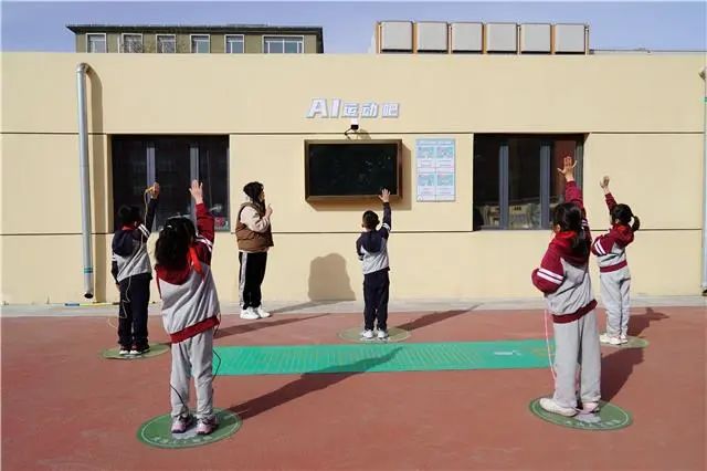 九游app：AI赋能智慧体育 新城区又一批中小学获赠AI智慧体育设备(图2)