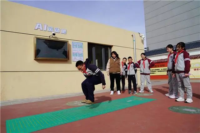 九游app：AI赋能智慧体育 新城区又一批中小学获赠AI智慧体育设备(图3)