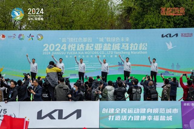 九游app：李宁回老家祭祖 排场十多人随行 现身显老态