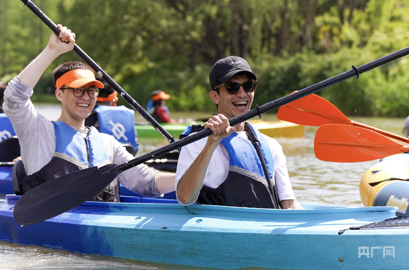 九游官网入口：上海杨浦：在大学路CityWalk把春天装进桨声与欢乐里