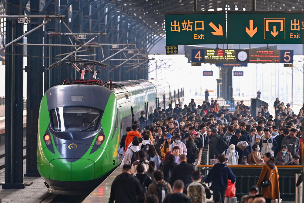 消费市场供需旺 文旅融合春潮涌——2025年清明假期经济观察(图1)