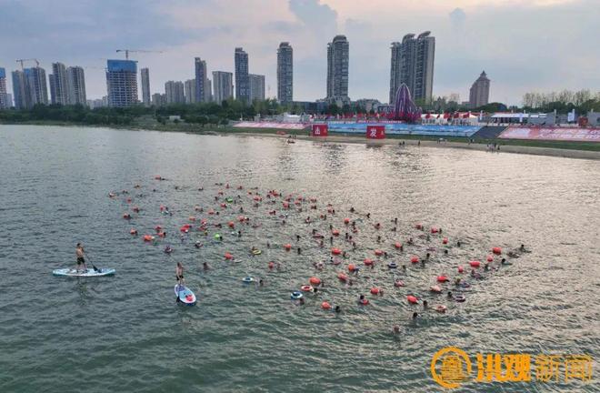 九游app：2025年南昌市横渡赣江活动今日举行(图2)