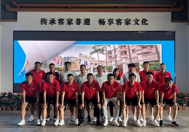九游官网入口：湖北商贸学院梁爽老师率队获第十五届全运会五人制足球季军(图1)
