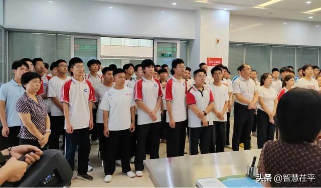 九游体育：茌平区2025届高中毕业生赴信发集团开展研学实践活动(图2)
