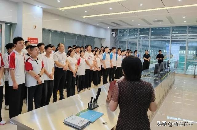 九游体育：茌平区2025届高中毕业生赴信发集团开展研学实践活动(图5)