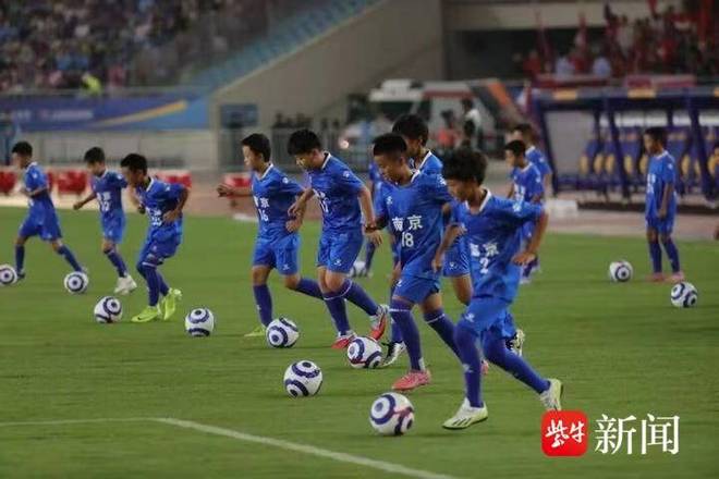 6万人齐唱《长大后我就成了你》！ 苏超南京主场致敬教师节(图3)