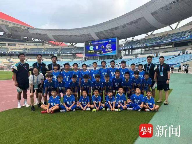 6万人齐唱《长大后我就成了你》！ 苏超南京主场致敬教师节(图6)