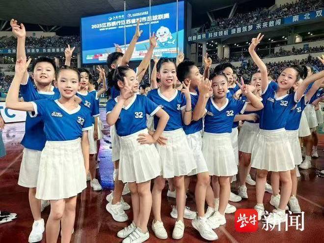 6万人齐唱《长大后我就成了你》！ 苏超南京主场致敬教师节(图7)