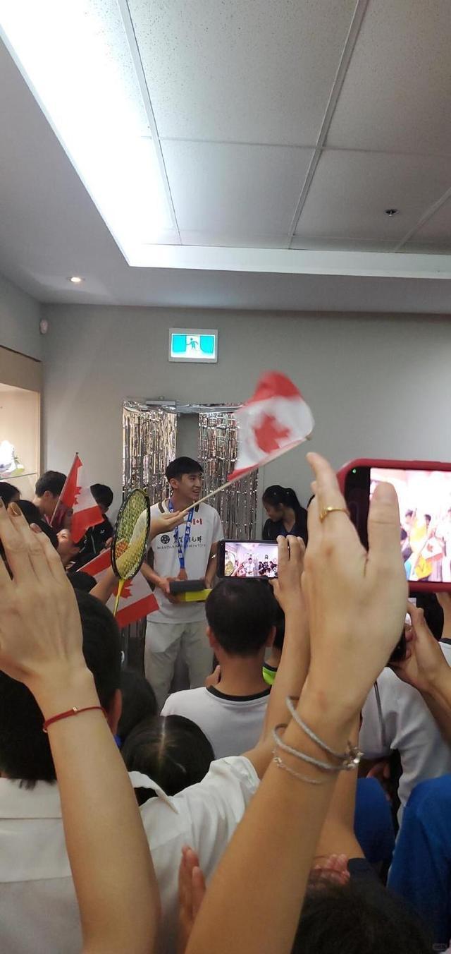 切乳猪！世锦赛季军赖浩俊回国受隆重欢迎 网友：系老广无疑了！(图2)