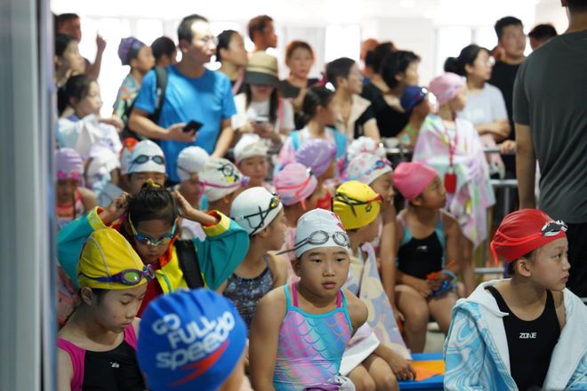 2025年宝山区学生阳光体育大联赛“吴淞中学杯”游泳比赛顺利举行(图2) 2025年宝山区学生阳光体育大联赛“吴淞中学杯”游泳比赛顺利举行(图2)