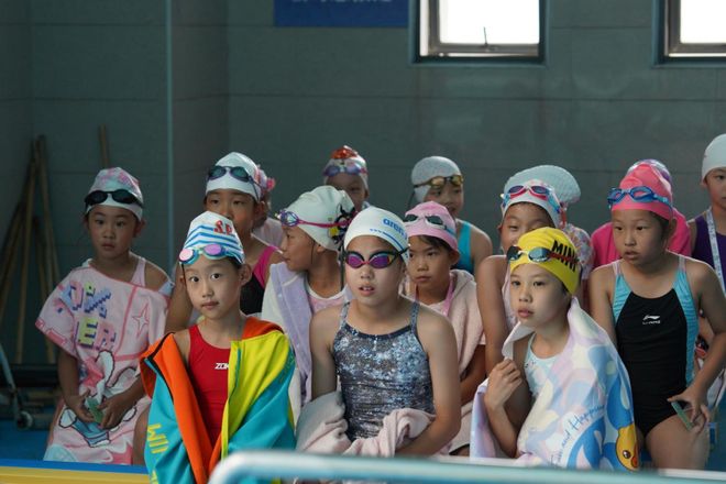 2025年宝山区学生阳光体育大联赛“吴淞中学杯”游泳比赛顺利举行(图3) 2025年宝山区学生阳光体育大联赛“吴淞中学杯”游泳比赛顺利举行(图3)