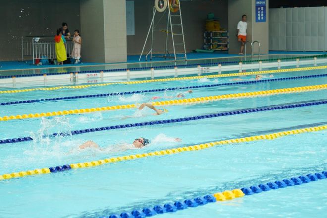 2025年宝山区学生阳光体育大联赛“吴淞中学杯”游泳比赛顺利举行(图8) 2025年宝山区学生阳光体育大联赛“吴淞中学杯”游泳比赛顺利举行(图8)