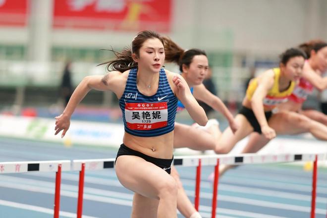 九游官网入口：吴艳妮回成都参加姐姐婚礼在现场直接哭了被吐槽抢新人风头(图15)