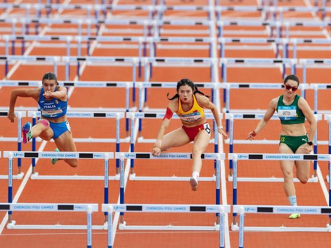 九游官网入口：吴艳妮回成都参加姐姐婚礼在现场直接哭了被吐槽抢新人风头(图8)