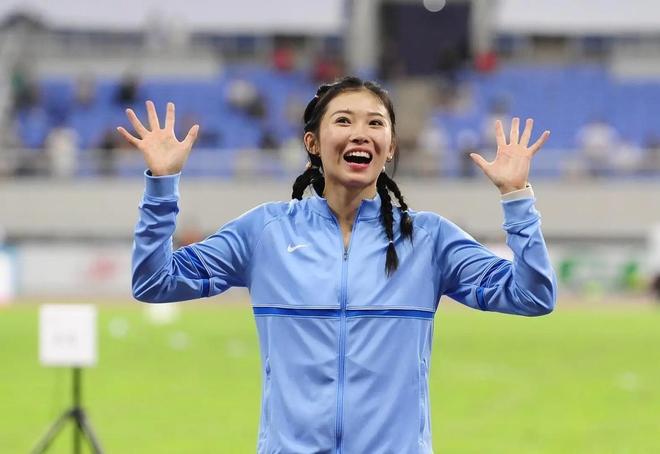 九游官网入口：吴艳妮回成都参加姐姐婚礼在现场直接哭了被吐槽抢新人风头(图14)