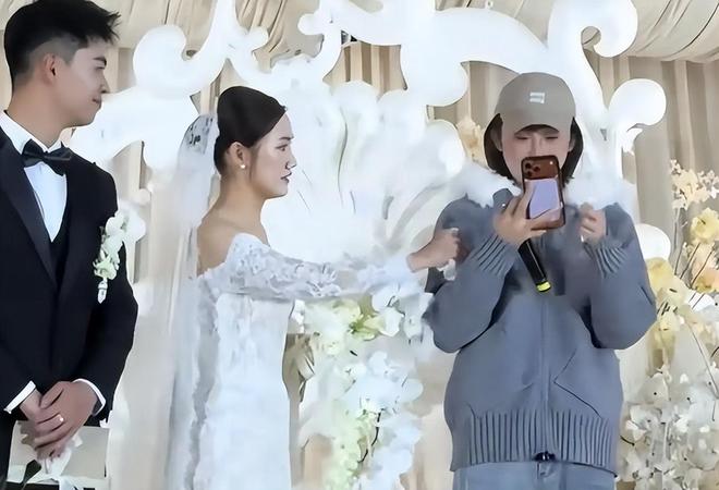 九游官网入口：吴艳妮回成都参加姐姐婚礼在现场直接哭了被吐槽抢新人风头(图2)