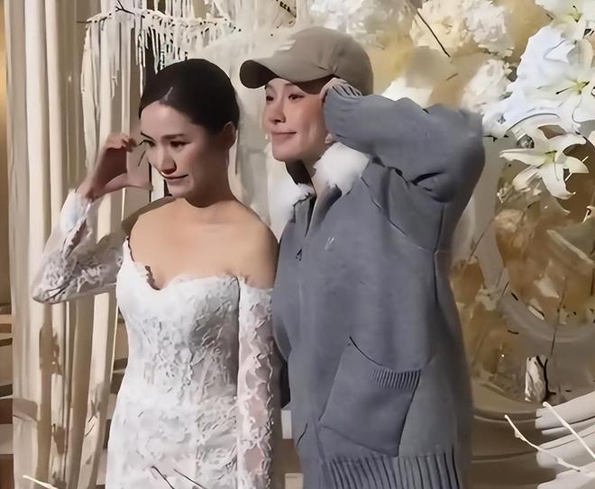 九游官网入口：吴艳妮回成都参加姐姐婚礼在现场直接哭了被吐槽抢新人风头