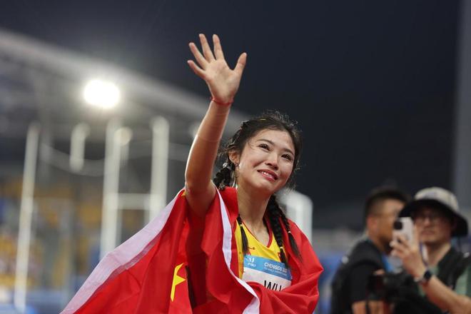 九游官网入口：吴艳妮回成都参加姐姐婚礼在现场直接哭了被吐槽抢新人风头(图9)