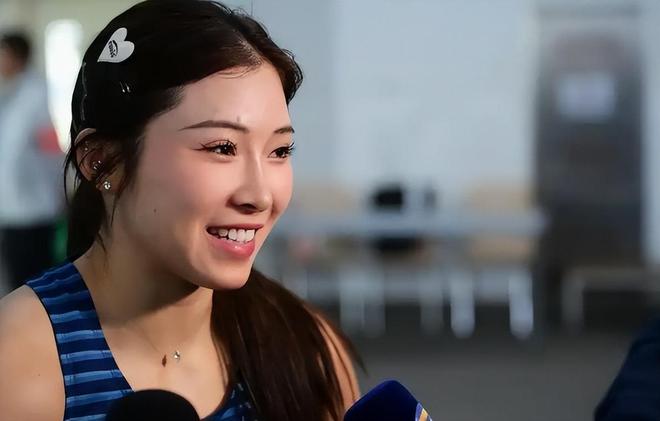 九游官网入口：吴艳妮回成都参加姐姐婚礼在现场直接哭了被吐槽抢新人风头(图13)