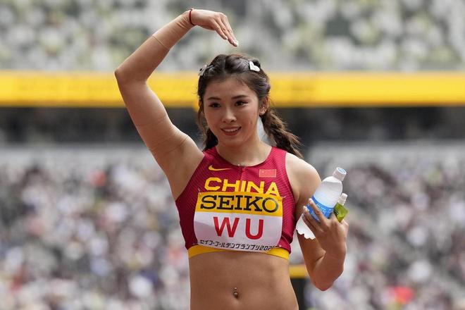 九游官网入口：吴艳妮回成都参加姐姐婚礼在现场直接哭了被吐槽抢新人风头(图12)