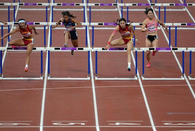 九游官网入口：吴艳妮回成都参加姐姐婚礼在现场直接哭了被吐槽抢新人风头(图10)