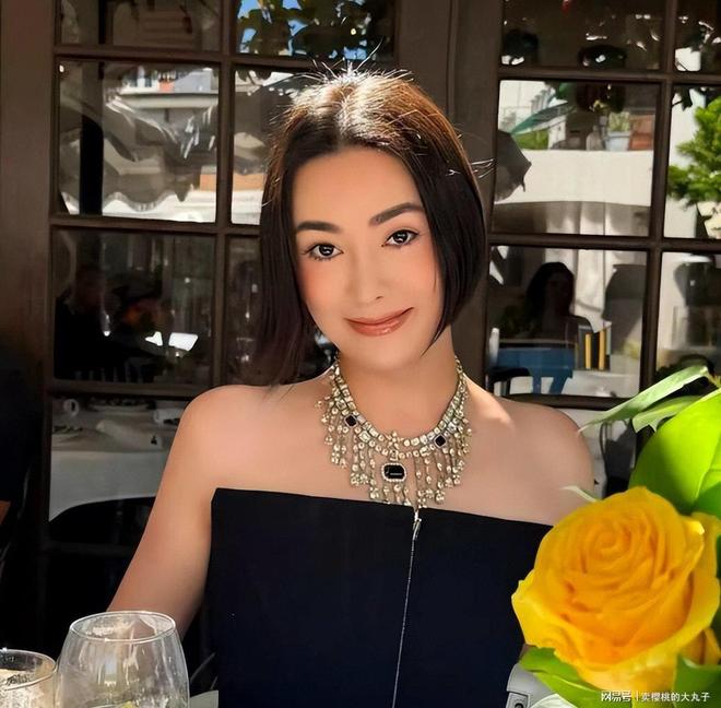 九游官网入口：人民日报怒批炫富偷税749万跑国外现又割内地韭菜(图7)