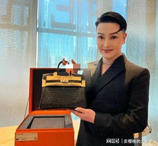 九游官网入口：人民日报怒批炫富偷税749万跑国外现又割内地韭菜(图5)