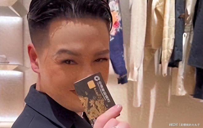 九游官网入口：人民日报怒批炫富偷税749万跑国外现又割内地韭菜