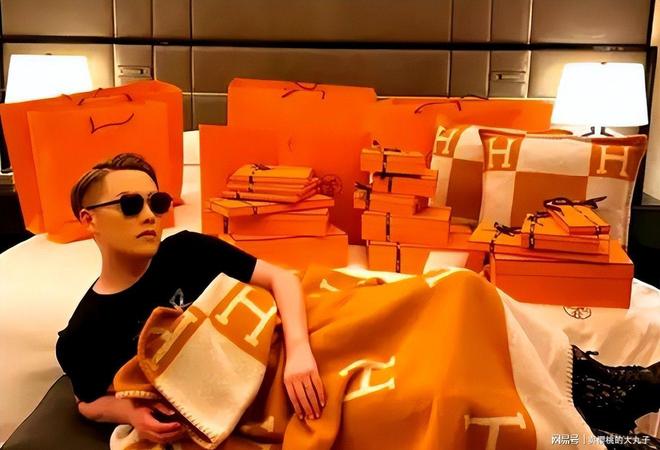 九游官网入口：人民日报怒批炫富偷税749万跑国外现又割内地韭菜(图6)