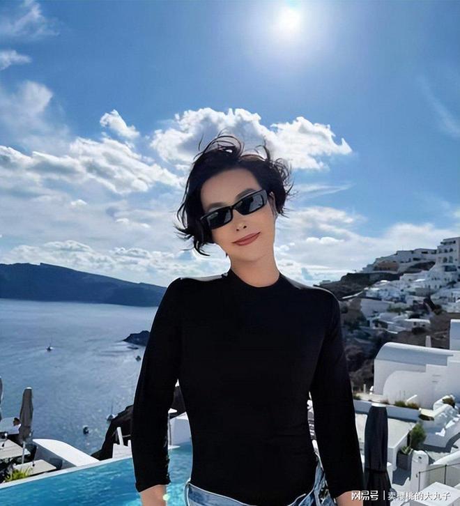 九游官网入口：人民日报怒批炫富偷税749万跑国外现又割内地韭菜(图11)