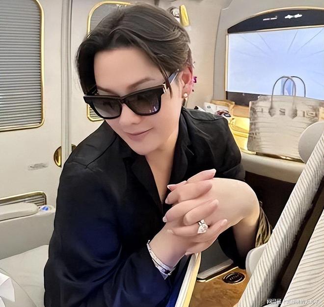 九游官网入口：人民日报怒批炫富偷税749万跑国外现又割内地韭菜(图16)