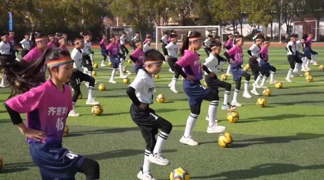 九游官网入口：奔跑吧少年！奉贤区青少年足球精英联赛火热开战(图4)