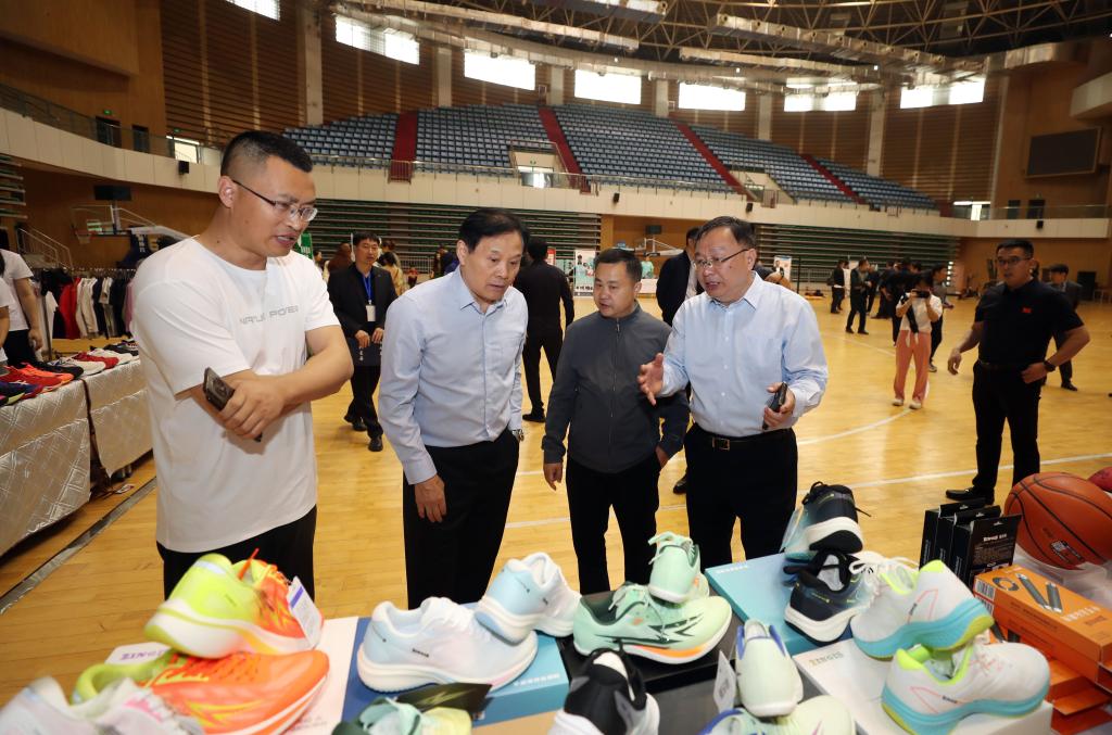 九游官网入口：简约展架模板