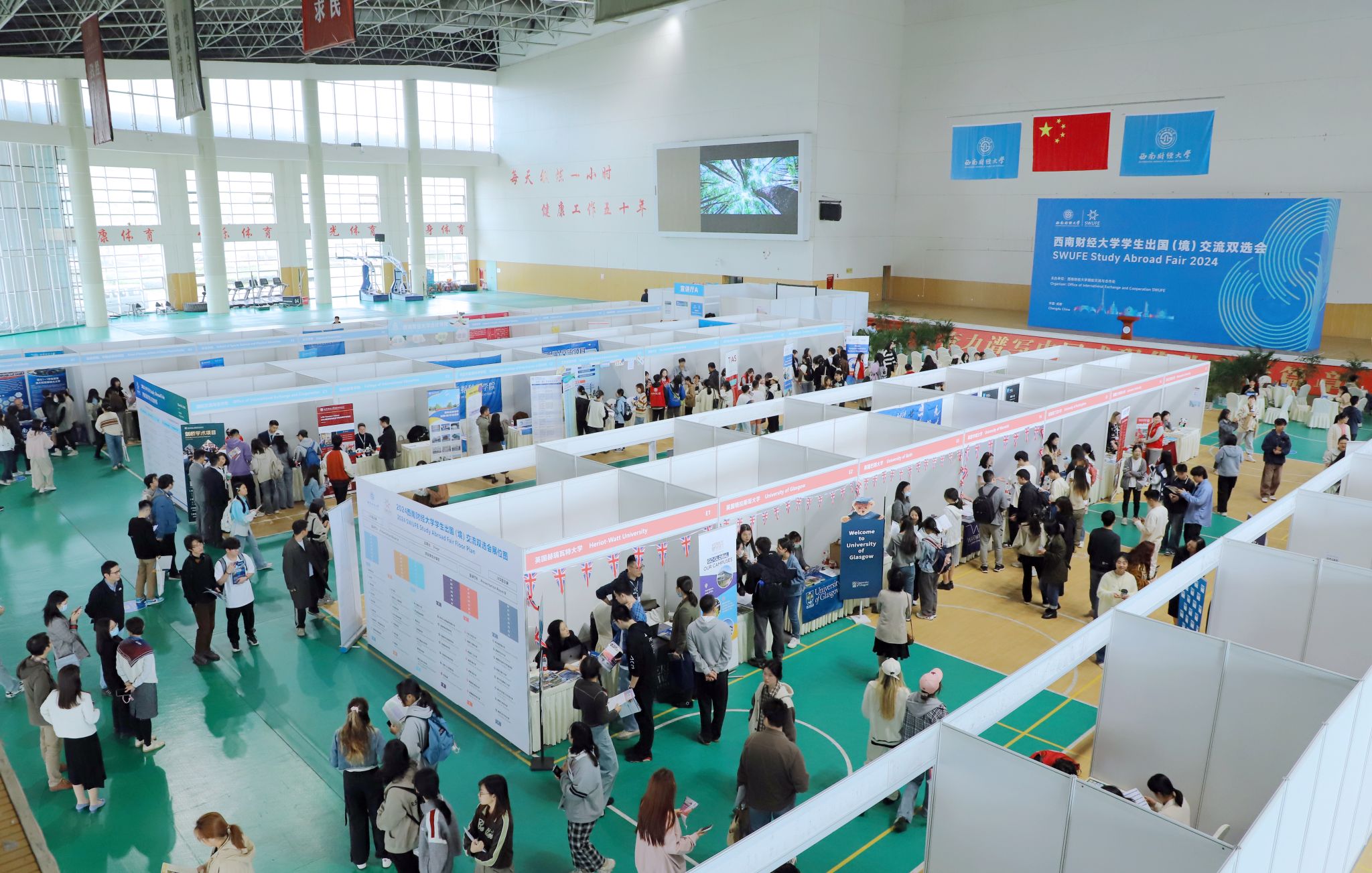 泰博展具取得可折叠式易拉宝展架专利可达到对展示机构和顶板进行支撑的效果