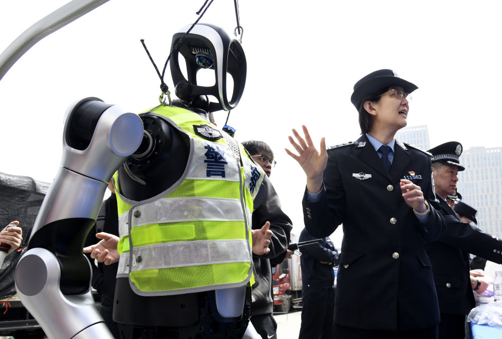 为续写两大奇迹新篇章贡献力量——写在第六个中国人民警察节到来之际(图3)