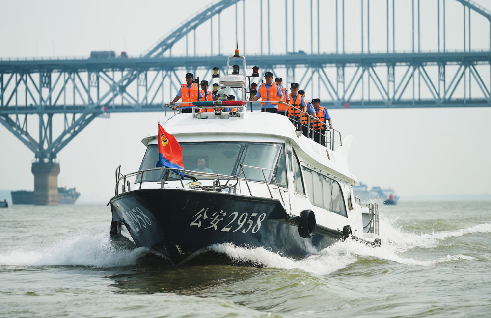 为续写两大奇迹新篇章贡献力量——写在第六个中国人民警察节到来之际(图4)