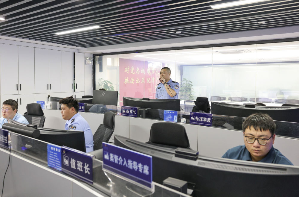 为续写两大奇迹新篇章贡献力量——写在第六个中国人民警察节到来之际(图5)