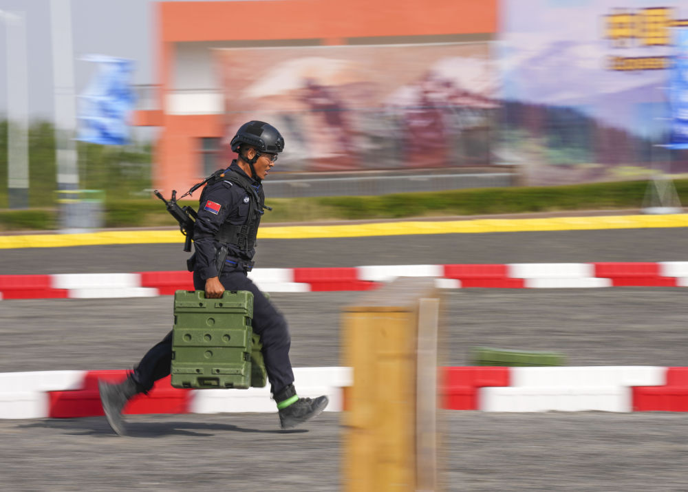 为续写两大奇迹新篇章贡献力量——写在第六个中国人民警察节到来之际(图12)