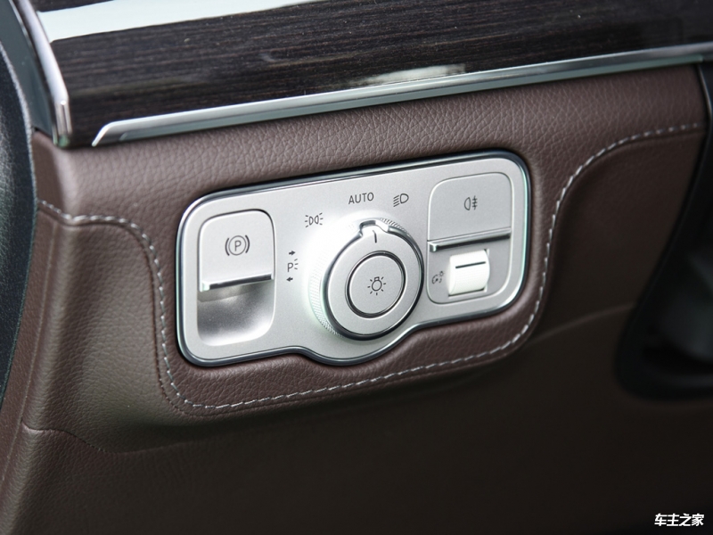 九游app：奔驰“旗舰”SUV升级！新版GLS450配置曝光！尊贵大气还看啥X7(图4)