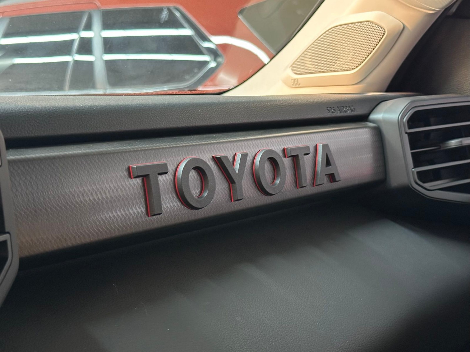 2024款丰田红杉铂金版美版港口现车108万起(图3)