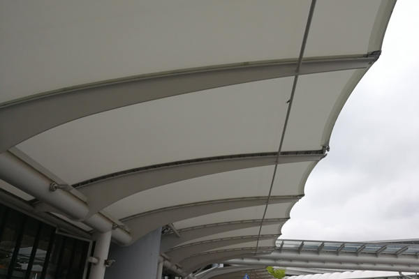 遮阳天幕：多场景下的实用遮阳解决方案(图1)