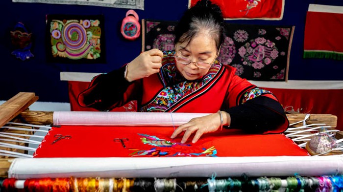 九游app：向上的新重庆致敬每一位发光的“她”(图3)