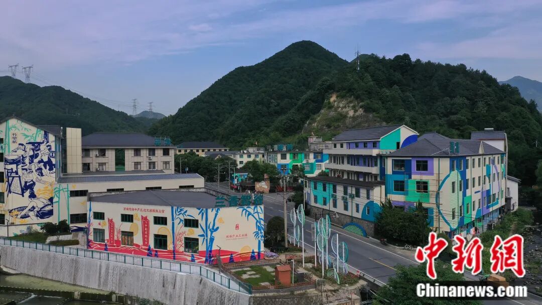 富春江边的一个乡用50年把球拍做“透”了(图7)